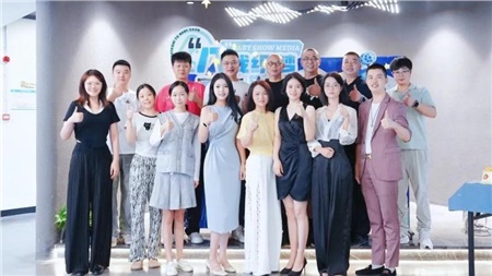 慶典啟航，共繪傳媒新篇章 —— 攜手并進(jìn)，我們的八載輝煌慶典！