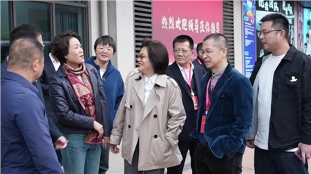 【政企攜手，共繪發(fā)展藍(lán)圖】區(qū)人大常委會(huì)蒞臨我司，共探企業(yè)發(fā)展新篇章